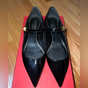 Brand new, never worn Valentino Garavani ballerina flat.